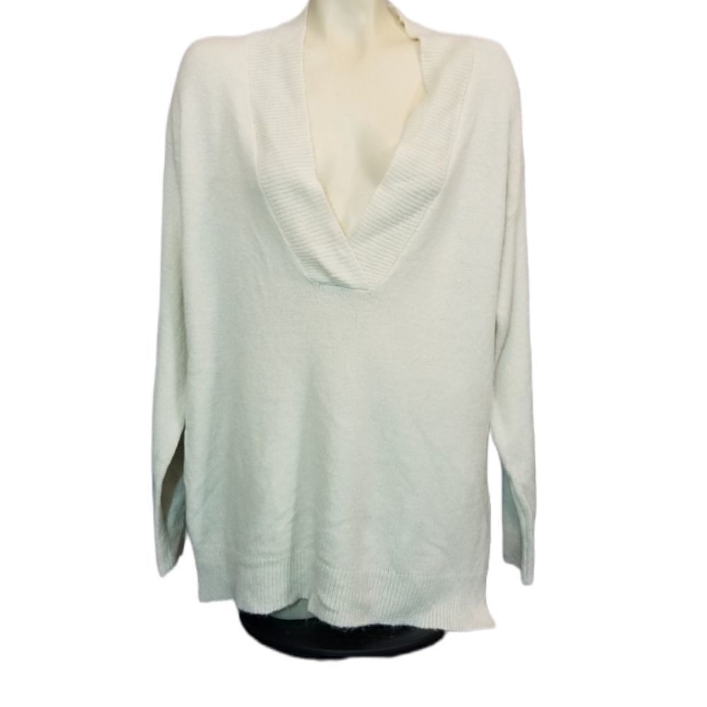 ‎RDI Cream V-Neck Sweater Size Medium